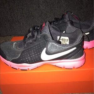 BRAND N E W Women’s Nike tennis shoes 👟.